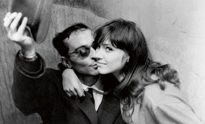 Anna Karina com Jean-Luc Godard, em uma imagem de arquivo feita em Paris.
