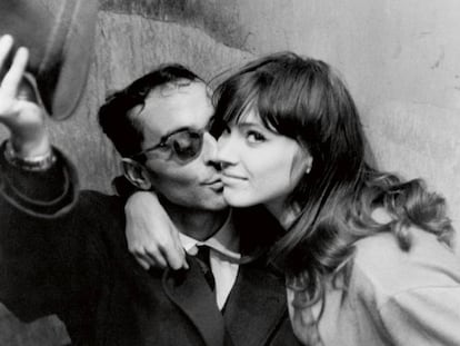 Anna Karina com Jean-Luc Godard, em uma imagem de arquivo feita em Paris.