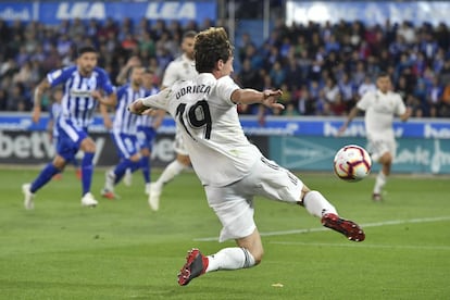 Álvaro Odriozola intenta controlar el balón durante el partido.