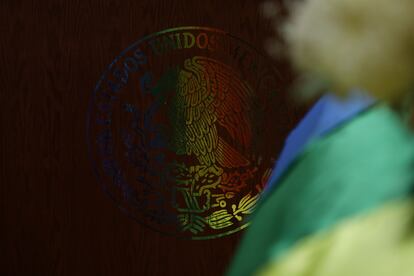 El escudo mexicano refleja los colores de la bandera LGBT+ en la sede del Tribunal Electoral.