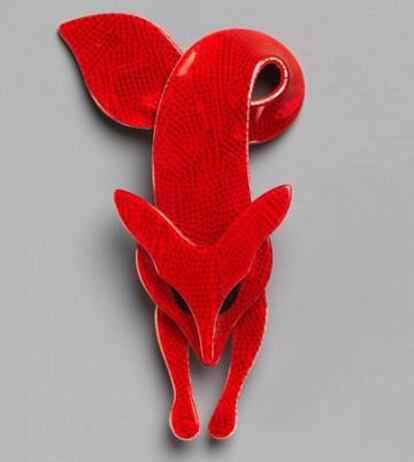 Broche de Albright, diseñado por Lea Stein.