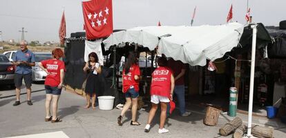 Trabajadores afectados por el ERE de Coca-Cola en el campamento instalado en Fuenlabrada.