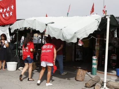 Trabajadores afectados por el ERE de Coca-Cola en el campamento instalado en Fuenlabrada.