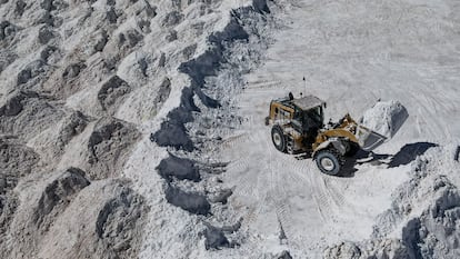 Una máquina opera en una mina  de litio en el desierto de Atacama, en octubre de 2022.