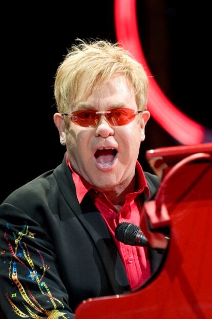 El cantante Elton John podría cantar en la boda de Kate y Guillermo.