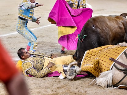 Un momento de la cornada sufrida por el picador José Ney Zambrano.