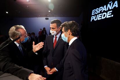 El presidente del Gobierno, Pedro Sánchez (centro), conversa con el presidente de la Fundación La Caixa, Isidre Fainé (izquierda), y el presidente de Telefónica, José María Pallete (derecha), tras la conferencia 'España puede'.