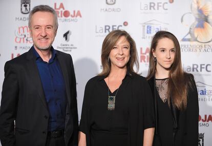 El actor Carlos Hipolito con su esposa e hija, las actrices Mapi Sagaseta y Elisa Hiplito, en los premios de la Unin de Actores en marzo de 2019 en Madrid.