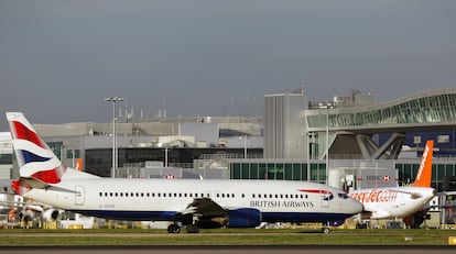 Un avión de British Airways en el aeropuerto de Gatwick.