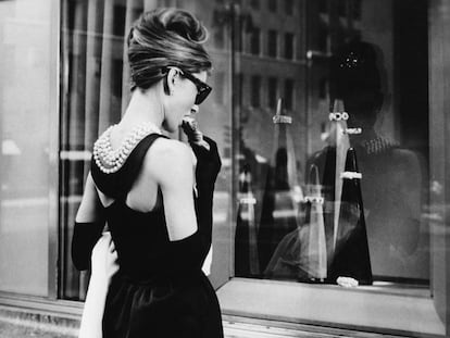 Audrey Hepburn mira el escaparate de Tiffany en la Quinta Avenida de Nueva York en la película 'Desayuno con diamantes'