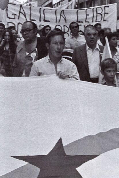 Soto (chaqueta y camisa blanca) el 25 de julio de 1979. A su derecha, con gafas, Enrique Líster.