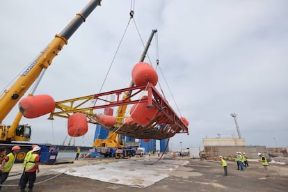 Two cranes are hoisting the 'Delta I', the mid-17th century ship that was sunken near the port of Cadiz and was rescued this Saturday.