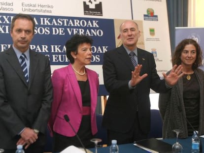 Iñaki Goirizelaia, (segundo por la derecha) junto a Isabel Celaá, ayer en San Sebastián, en la presentación de los Cursos de Verano. 