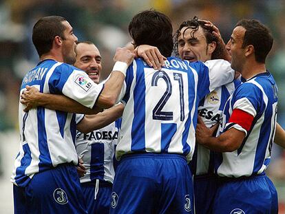 Sergio festeja el primer gol del Deportivo abrazado a Valerón, Pandiani, Fran y Munitis.