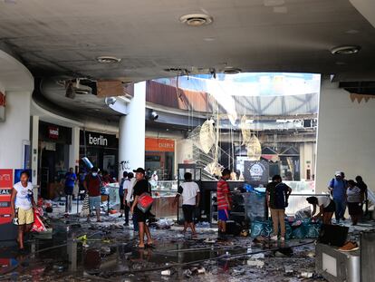 Un grupo de personas en un centro comercial destruido por el paso del huracán 'Otis', el pasado 29 de octubre, en Acapulco.