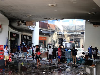 Un grupo de personas en un centro comercial destruido por el paso del huracán 'Otis', el pasado 29 de octubre, en Acapulco.
