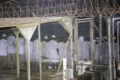Un grupo de presos en el Campo 4 de la prisión de la base militar estadounidense en Guantánamo, Cuba, en 2008.