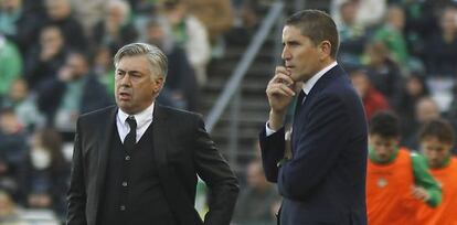 El entrenador del Real Madrid Carlo Ancelotti y el del Betis Juan Carlos Garrido