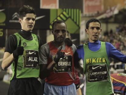 Tariku Bekele, ganador de la carrera posa junto a Roberto Alaiz (izquierda) y Ayad Lamdassem.