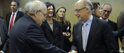 El ministro de Hacienda saluda al conseller catalán de Economía.