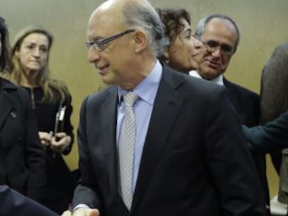 El ministro de Hacienda saluda al conseller catalán de Economía.