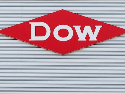 El logo de Dow en su sede central en Midland (Michigan).
