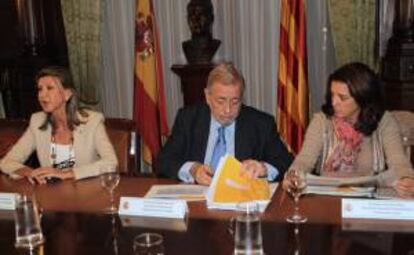 El secretario de estado de Administraciones Públicas, Antonio Beteta, acompañado de la delegada del Gobierno en Cataluña, María de los Llanos (i), y la secretaria general de Coordinación de Autonómica y Local ,Rosa Navarro Heras(d), durante la reunión que han mantenido esta tarde en la Delegación del Gobierno en Barcelona con los representantes de los farmacéuticos catalanes para abordar el pago a estos de los medicamentos que se les adeuda.