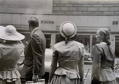 Dos mujeres con sombrero esperando a cruzar la calle, Nueva York, 1949.