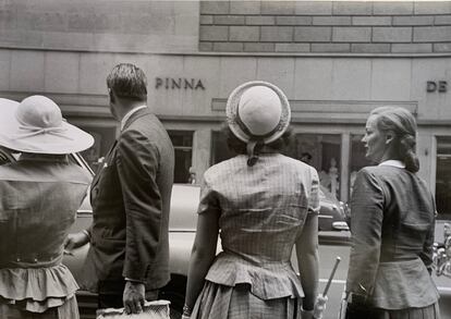 Dos mujeres con sombrero esperando a cruzar la calle, Nueva York, 1949.