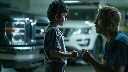Jim Caviezel, con uno de los niños que rescata su personaje en la película 'Sound of Freedom'.