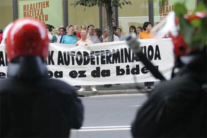 Concentración de simpatizantes de Batasuna ante la sede del PSE en Bilbao el pasado día 12.
