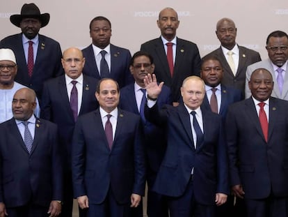 El presidente ruso (centro) junto al presidente de Egipto, Abdel Fatah Al Sisi (a su derecha), el sudafricano Cyril Ramaphosa (a su derecha) y otros 39 líderes africanos, este jueves en la Cumbre Rusia - África de Sochi.