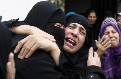 Mujeres palestinas asisten a un funeral al sur de Gaza.