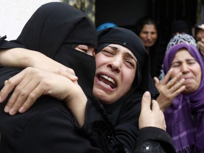 Mujeres palestinas asisten a un funeral al sur de Gaza.