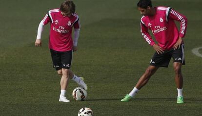 Luka Modric, junto a Varane, el día que volvió a trabajar con el grupo