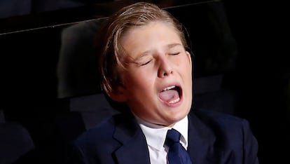 Barron Trump

Lo que tienes que saber: pasará a la historia como el niño que se dormía mientras su padre era proclamado presidente de Estados Unidos. Su cara de sueño, aburrimiento y sus muecas no tardaron en recorrer la red en forma de meme.