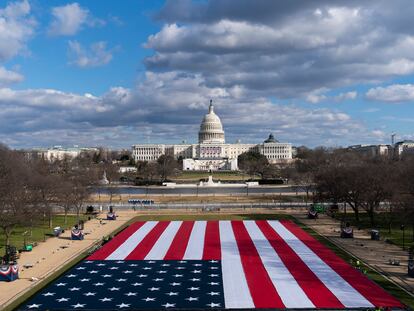 Una enorme bandera ocupará el sitio del público en la investidura de Biden como presidente de EE UU.