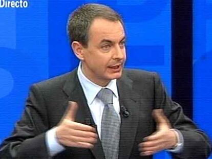 José Luis Rodríguez Zapatero gesticula con las manos durante la entrevista