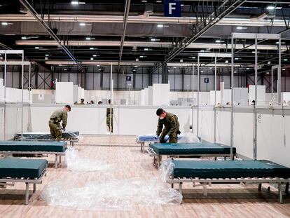 Labores de acondicionamiento de camas en el hospital de campaña en Ifema, en Madrid,  el pasado 26 de marzo.