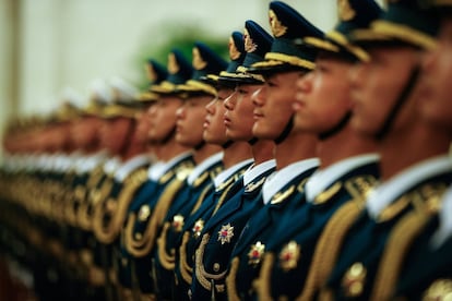 Soldados de la guardia de honor del Ejército chino se preparan para la ceremonia de bienvenida al presidente de Camerún, Paul Biya, en el Gran Palacio del Pueblo en Pekín (China).