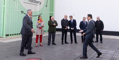 El presidente de Renault España, José Vicente de los Mozos (izquierda); la ministra de Industria, Reyes Maroto; y el presidente de la Junta de Andalucía, Juanma Moreno (derecha).