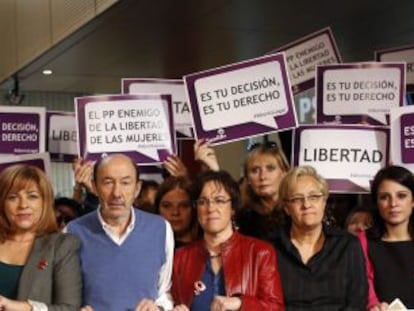 Rubalcaba y Elena Valenciano en un acto por la libertad de las mujeres 