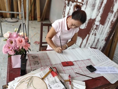 Hu Yanyu, una de las supervivientes en escritura nüshu, en plena tarea.