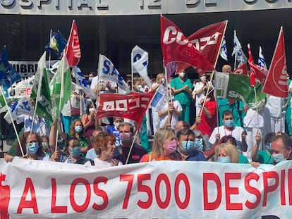 Sanitarios claman a las puertas del hospital 12 de Octubre por un incremento de personal ante la saturación de Urgencias.