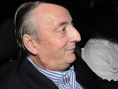 El ex presidente argentino, Néstor Kirchner, a la salida del hospital donde fue operado el pasado fin de semana de una obstrucción en la carótida