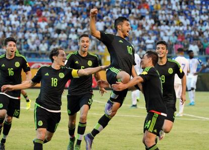 Jesus 'Tecatito' Corona festeja su anotación.