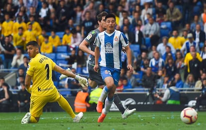 Wu Lei supera a Rulli, portero de la Real Sociedad y anota el tanto definitivo para que el Espanyol se clasifique a la Europa League.