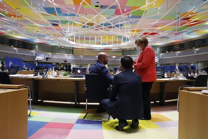 El presidente del Consejo Europeo, Charles Michel, a la izquierda, habla con el primer ministro holandés, Mark Rutte, y la canciller alemana, Angela Merkel, durante el cuarto día de la cumbre especial del Consejo Europeo.