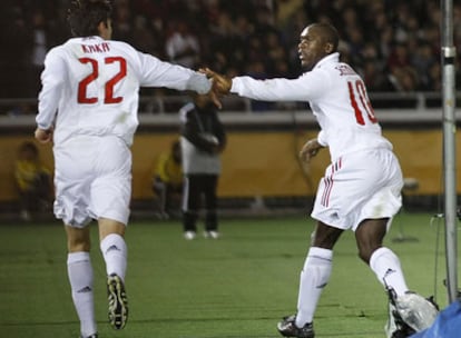 Kaká y Seedorf celebran el triunfo milanista