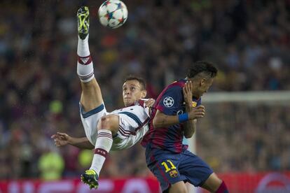 Rafinha despeja el balón junto a Neymar